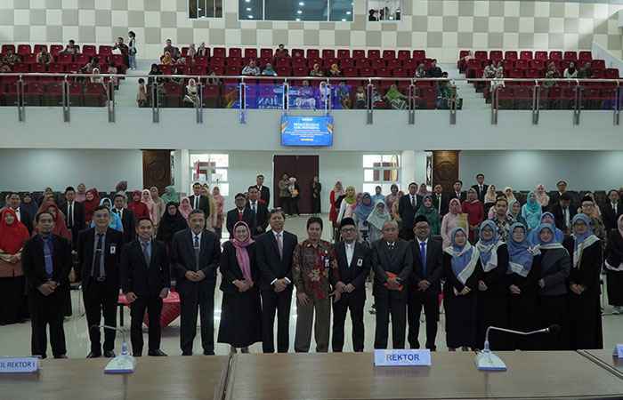 RESMI: Puluhan guru profesional yang menempuh program studi PPG Untidar berhasil lulus 100 persen. Pembacaan sumpah itu dilaksanakan di GKU dr HR Suparsono, Kamis (1/2).Humas Untidar