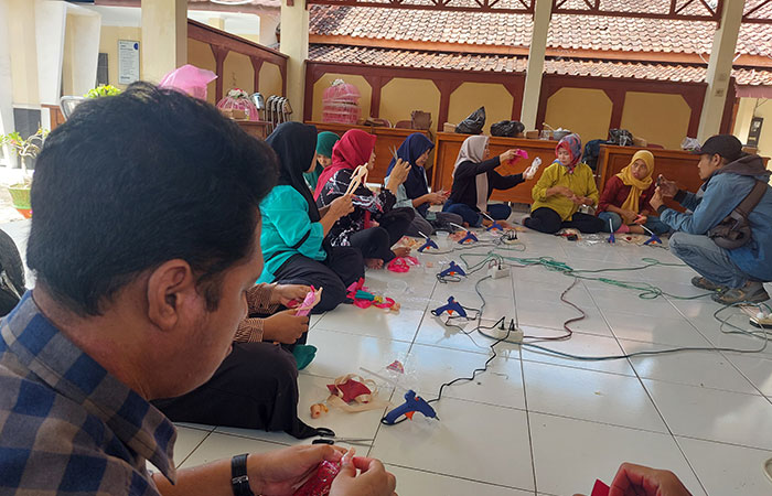 BEKALI KETERAMPILAN: Suasana pelatihan pembuatan handycraft yang diselenggarakan Dinas Tenaga Kerja dan Transmigrasi (Disnakertrans) Kabupaten Kulon Progo di Balai Kapanewon Pengasih, kemarin (2/2).