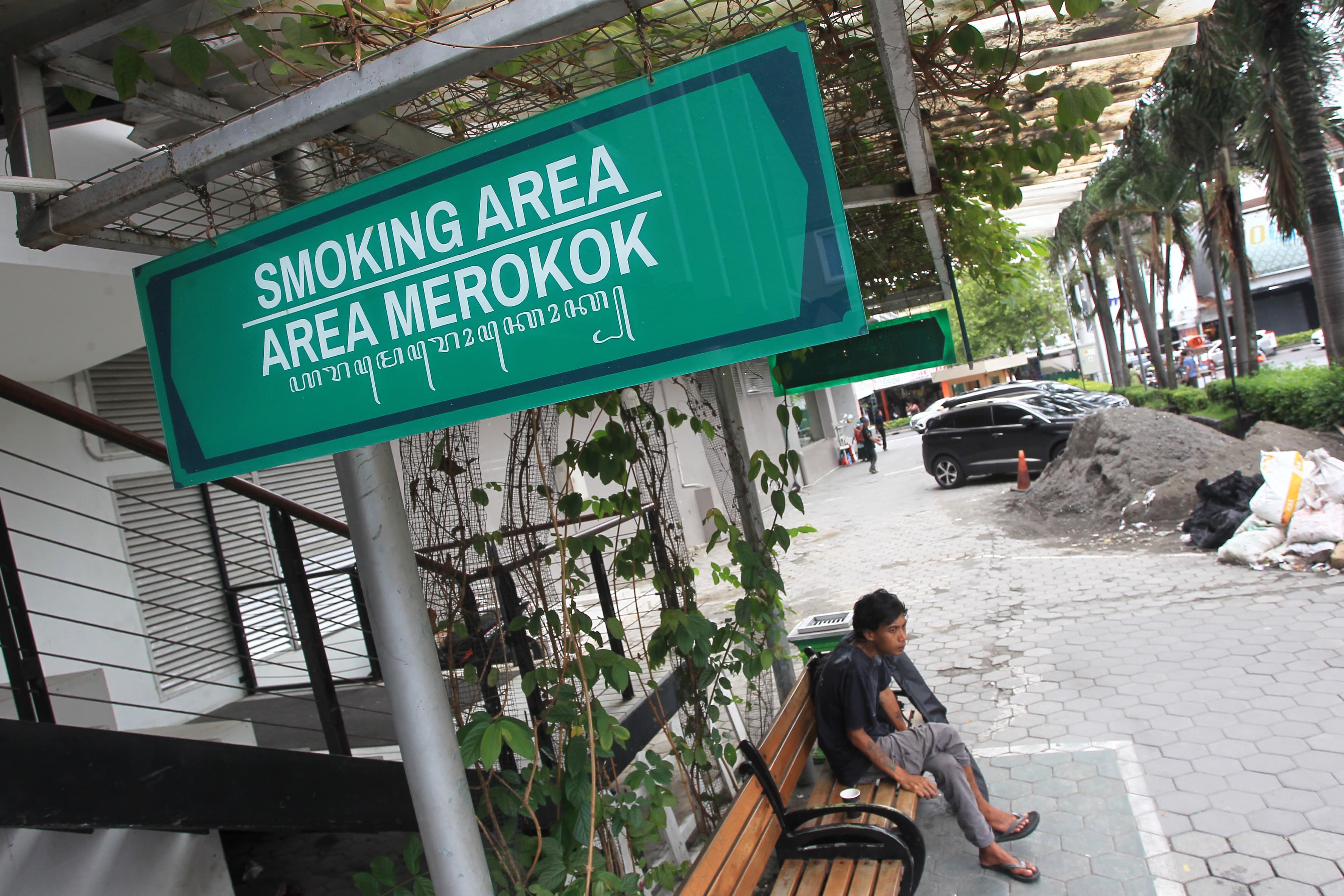 Warga merokok di area merokok atau smoking area di Jalan Perwakilan, kawasan Malioboro, Kota Jogja.