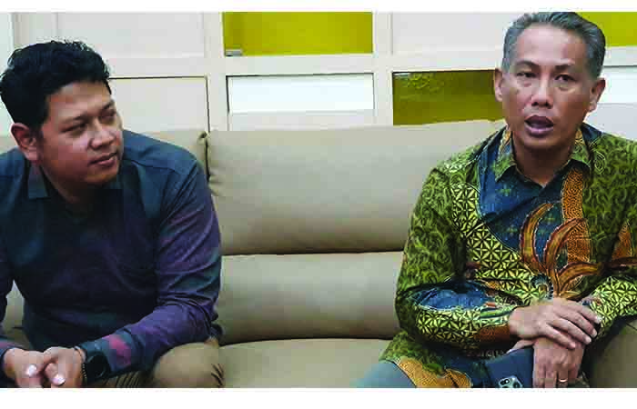Sekretaris Universitas UGM Andi Sandi Antonius Tabusassa Tonralipu (kanan) dan Kepala Sub Direktorat Kerjsama Dalam Negeri UGM Ir Johan Syafri Mahatir Ahmad.