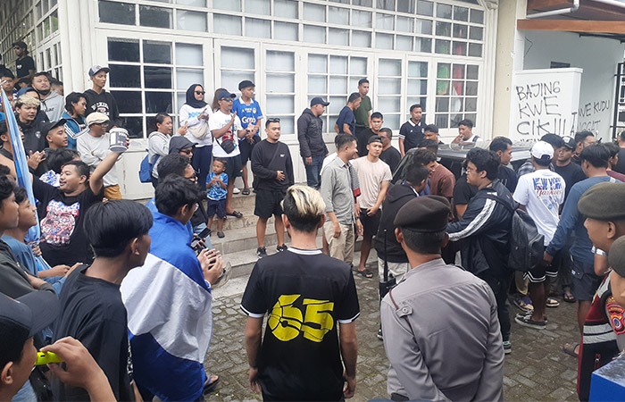 FANATIK: Ratusan suporter PSIM Jogja saat menyambut kedatangan para penggawa Laskar Mataram di Wisma PSIM Jogja, kemarin (4/2).