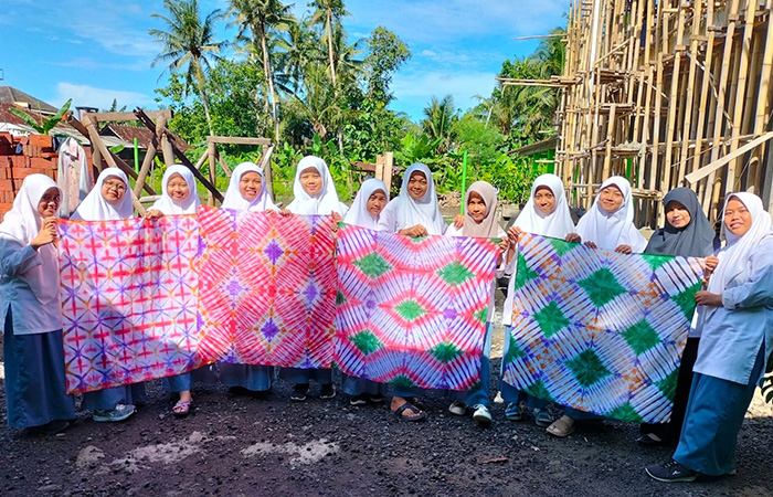 KREATIF:  Siswa Madrasah Aliyah Darul Mushlihin Bantul (Madamusba) menunjukkan karya batik menggunakan motif Jumputan pada taplak meja dalam P5P2RA.