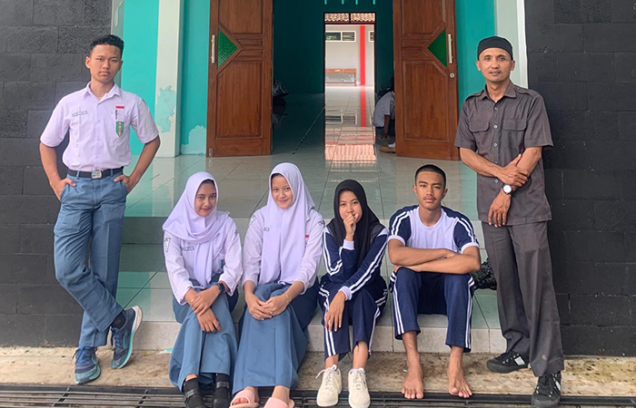 TOREHAN PRESTASI: Guru Bimbingan Konseling (BK) SMK Muspla Agus Priyo Wasono mendampingi anak-anak dalam pembuatan film pendek.