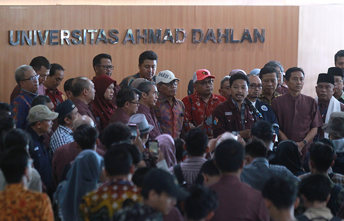 IKUT SERTA: Segenap civitas akademika UAD saat menyampaikan seruan Moral Menyelamatkan Demokrasi Indonesia yang dilangsungkan di Hall Kampus 4 UAD kemarin (5/2).