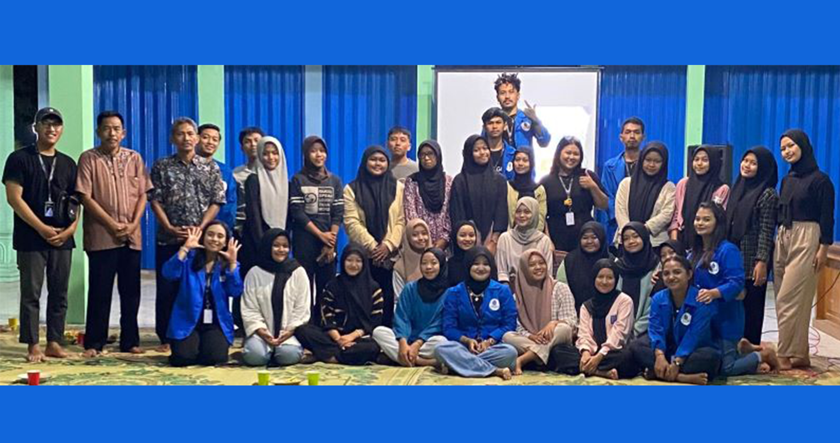 Mahasiswa KKN kelompok 3 dan Masyarakat Serpeng Lor usai sosialisasi di balai desa Serpeng Lor, Senin (6/2/2024)