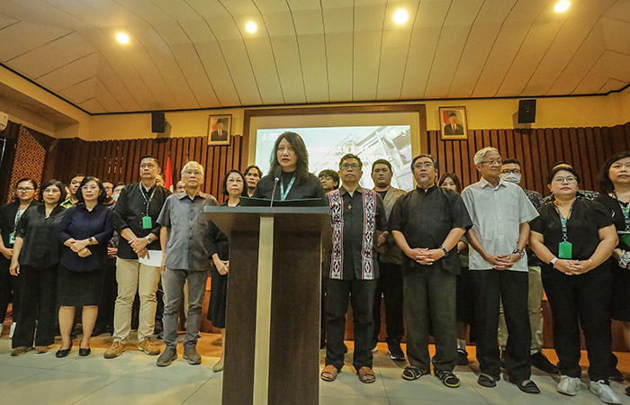 MENYUSUL: Rektor Universitas Kristen Duta Wacana (UKDW) Wiyatiningsih membacakan pernyataan sikap situasi politik Pemilu 2024 di Auditorium Kampus UKDW kemarin (6/2)