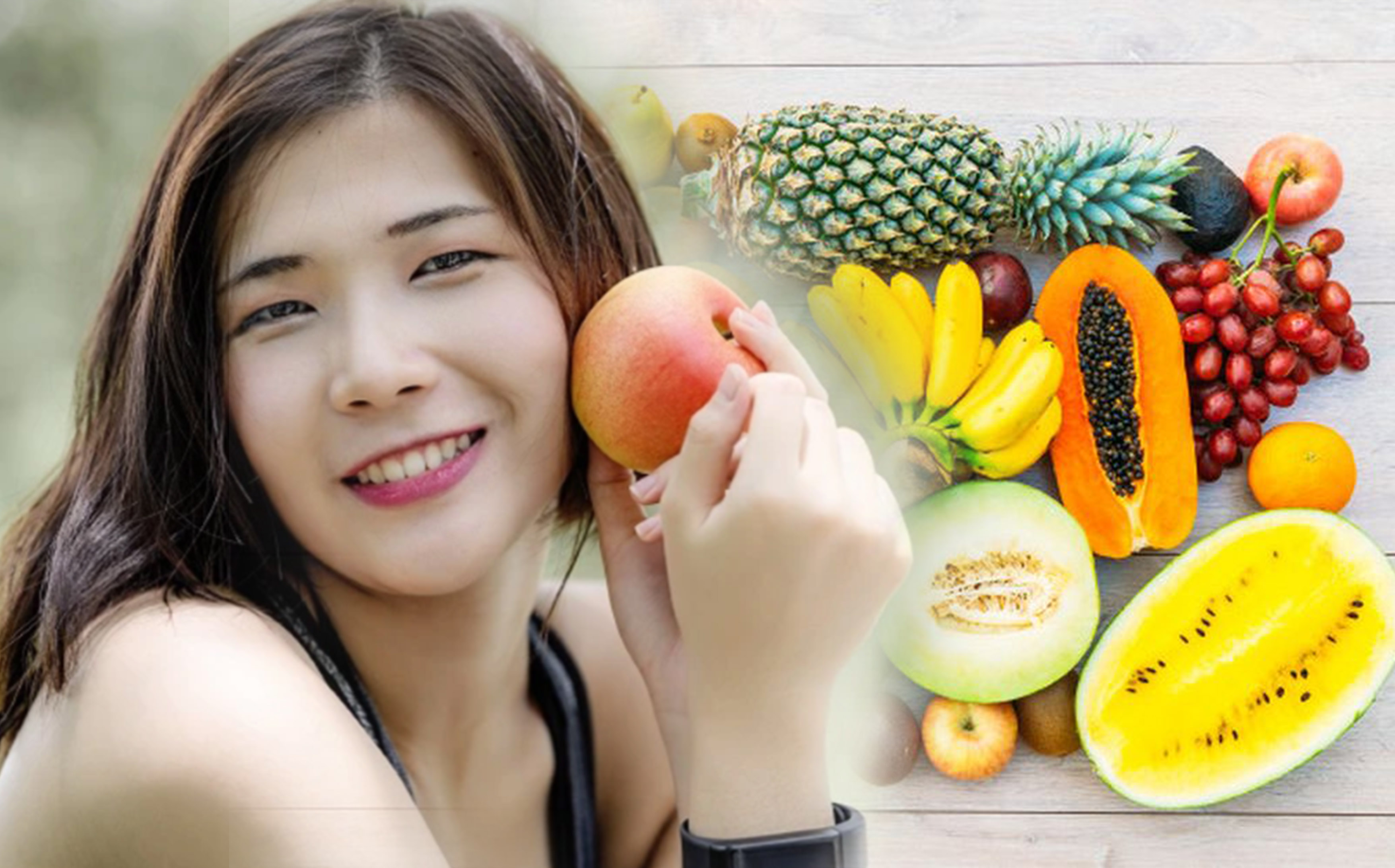Ilustrasi mengkonsumsi buah-buahan memiliki khasiat untuk mencerahkan kulit.