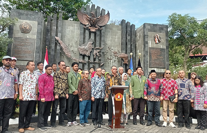 BERLANJUT: Sesi pernyataan sikap dari civitas akademika UPN Veteran Yogyakarta (UPNVY) terkait kontestasi demokrasi kemarin (7/2).