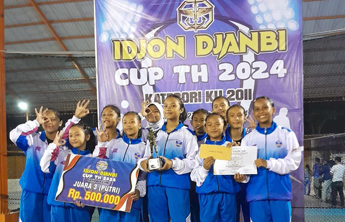 BANGGA: Tim putri BMVC Jogjakarta saat memperoleh juara tiga dalam Kejuaraan Idjon Djanbi, Batujajar, Bandung.BMVC Jogjakarta