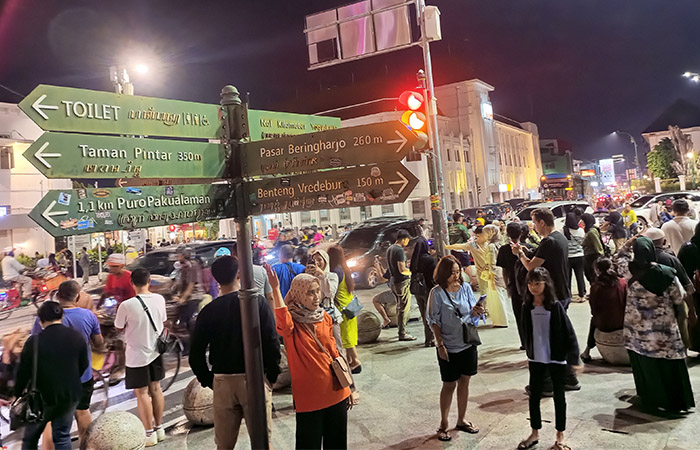 MEMBLUDAK: Wisatawan menikmati suasana malam yang memadati di kawasan Titik Nol Kilometer, Kota Jogja Kamis malam (9/2). Libur panjang dalam rangka cuti bersama Peringa
