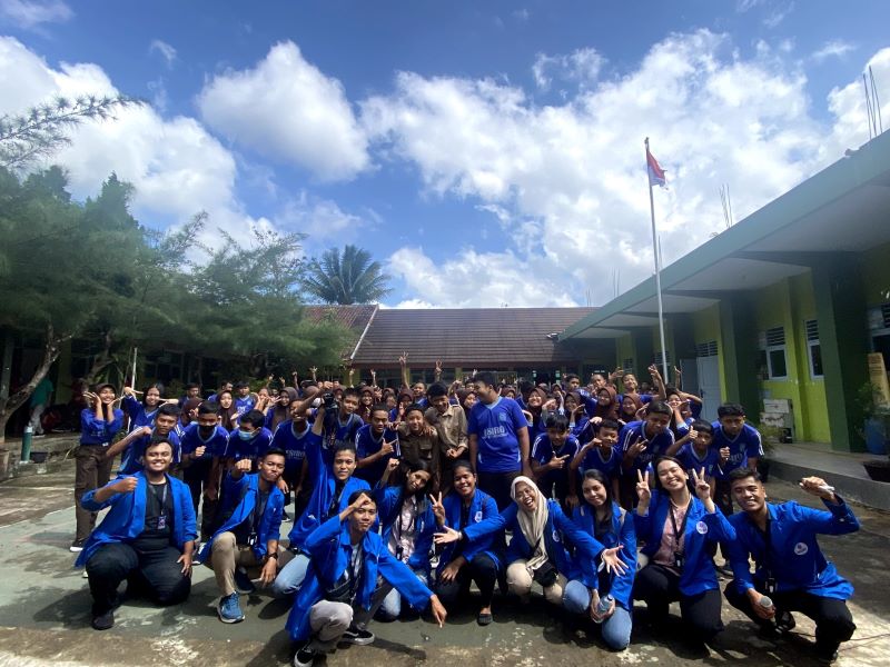 Mahasiswa KKN UMBY Kelompok 46 foto bersama siswa-siswi SMP Negeri 1 Rongkop, Gunungkidul.