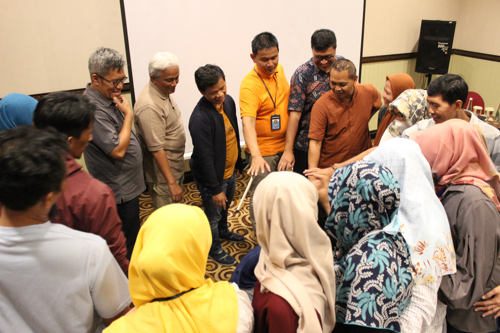 Para karyawan PT AMI saat melatih kebersamaan