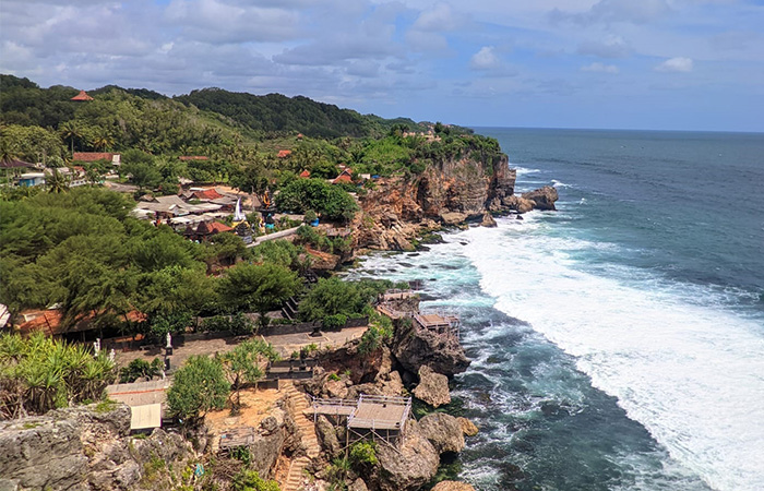 INDAH: Pemandangi di kawasan wisata Pantai Ngobaran, Kabupaten Gunungkidul. Selama long weekend lalu pantai selatan Gunungkidul masih jadi destinasi favorit wisatawan.&nbsp;