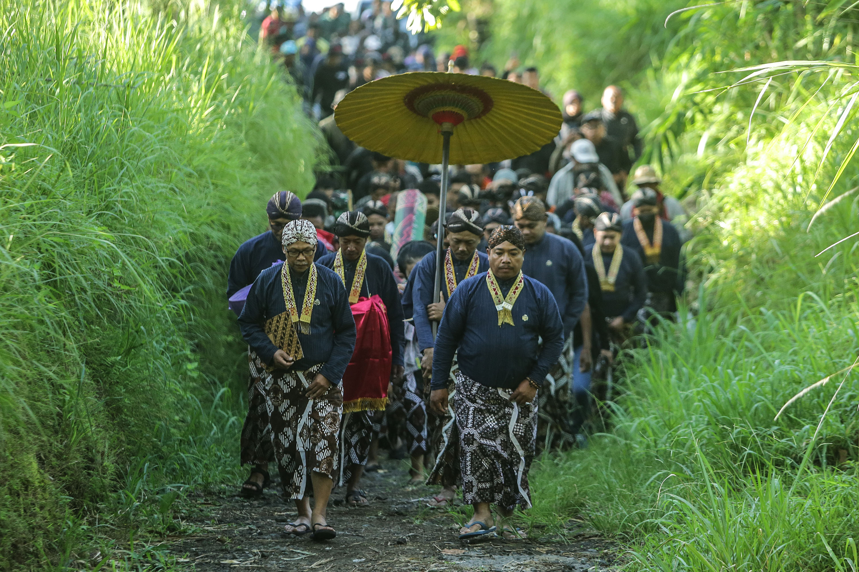 Abdi Dalem Kraton Jogjakarta berjalan menuju Bangsal Srimanganti dengan membawa uba rampe saat prosesi Labuan Merapi, Cangkringan, Sleman, Senin (12/2). Upacara yang diadakan setiap tahun itu digelar untuk memperingati TIngalan Jumenengan Dalem Sri Sultan