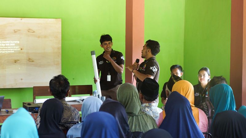 Kegiatan sosialisasi KKN UMBY  mengenai alat untuk membantu pemupukan di Dusun Purworejo Semugih, Rongkop, Gunungkidul.