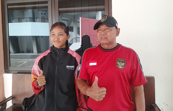 ANDALAN- Atlet atletik andalan DIJ Mutiara Okta Rani (kiri) dan pelatih atletik DIJ Sukri.Rizky Wahyu / Radar Jogja