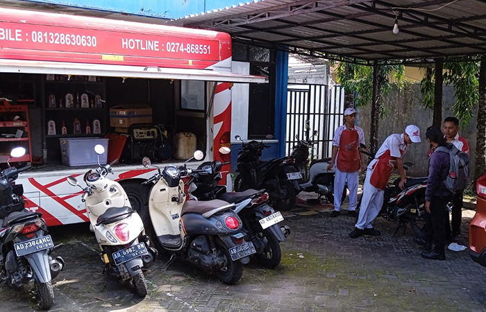 PELAYANAN: Astra Motor Honda saat melakukan service motor gratis di halaman kantor Radar Jogja, Selasa (13/2).Rizky Wahyu / Radar Jogja
