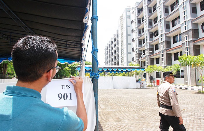 BERSIAP: Sesi persiapan dari KPPS UGM di TPS khusus untuk pelaksanaan Pemilu 2024 kemarin (13/2). Dalam pesat demokrasi ini, UGM memfasilitasi mahasiswa dengan menyediakan 9 TPS khusus.