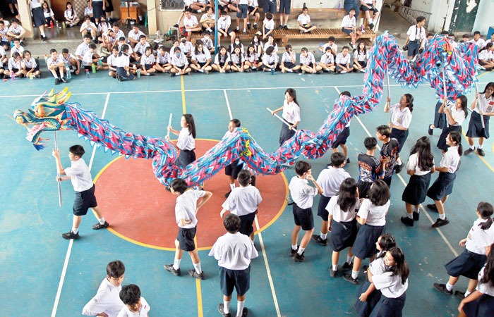 IKUT BELAJAR: Siswa SMP Stella Duce 1 Jogja berlatih memainkan liong naga saat kegiatan pengenalan seni dan budaya Tionghoa di sekolah mereka kemarin (13/2).
