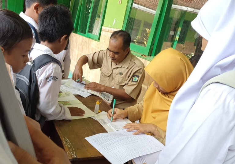 KOMITMEN: Siswa MI Muhammadiyah Selo Kulon Progo saat menyambut kedatangan perpustakaan keliling di sekolahnya belum lama ini.