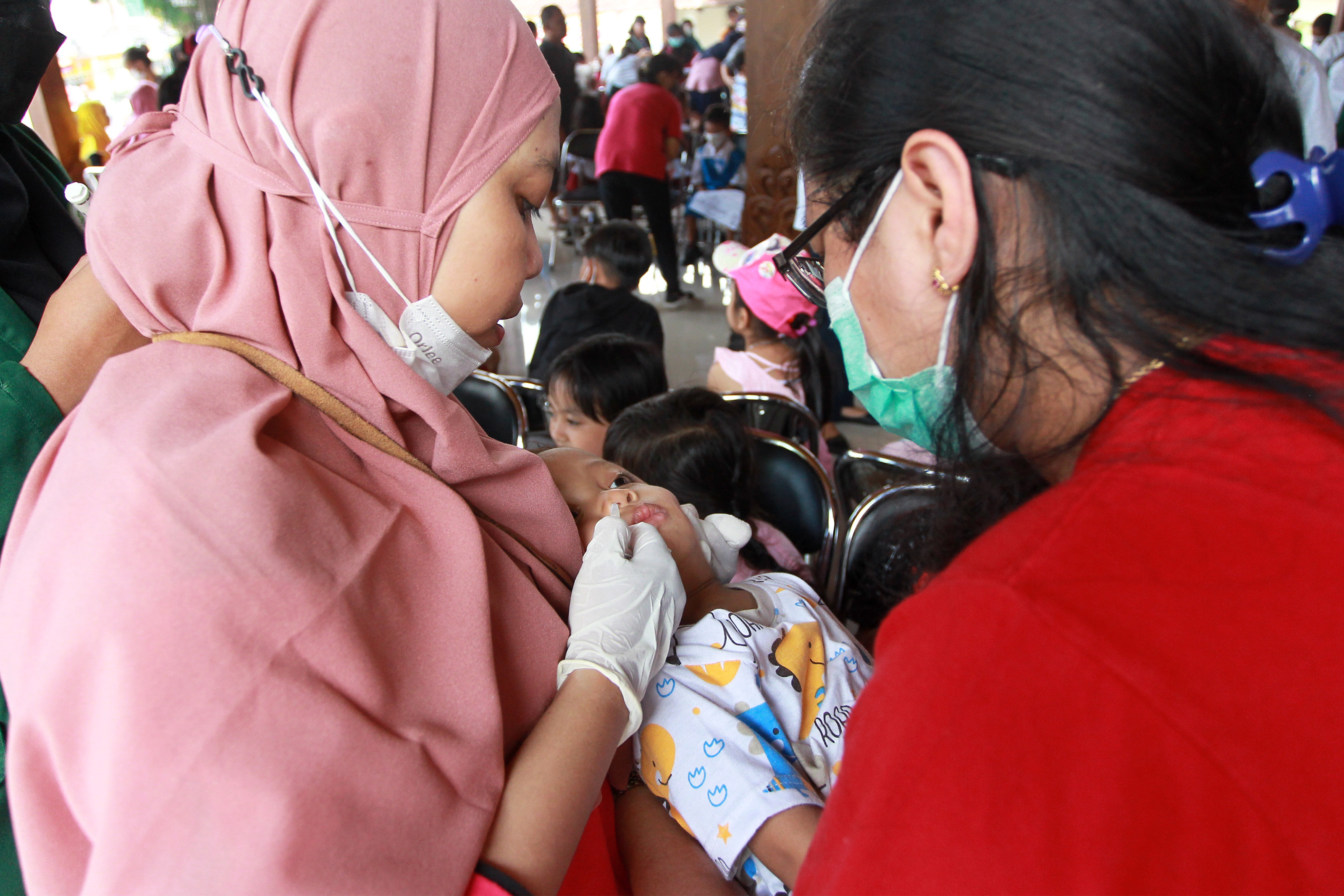 LANJUTAN: Petugas kesehatan Puskesmas Depok meneteskan vaksin polio pada anak dalam pelaksanaan Sub-PIN polio tahap kedua di Kantor Kalurahan Condongcatur, Depok kemari