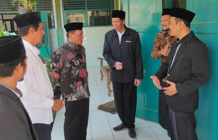 TURUN LANGSUNG: Pejabat di lingkungan Kantor Wilayah Kemenag DIJ berkunjung ke MTsN 2 Kulon Progo untuk melakukan pengecekan lahan baru pascaterdampak pembangunan tol