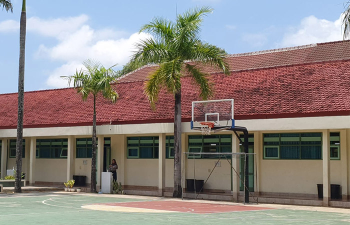 CURI START: Suasana SMAN 2 Wonosari dengan seorang siswi membasuh tangan di depan ruang kelas kemarin (20/2). Diketahui, sekolah ini telah menerapkan makan siang gratis kepada siswa