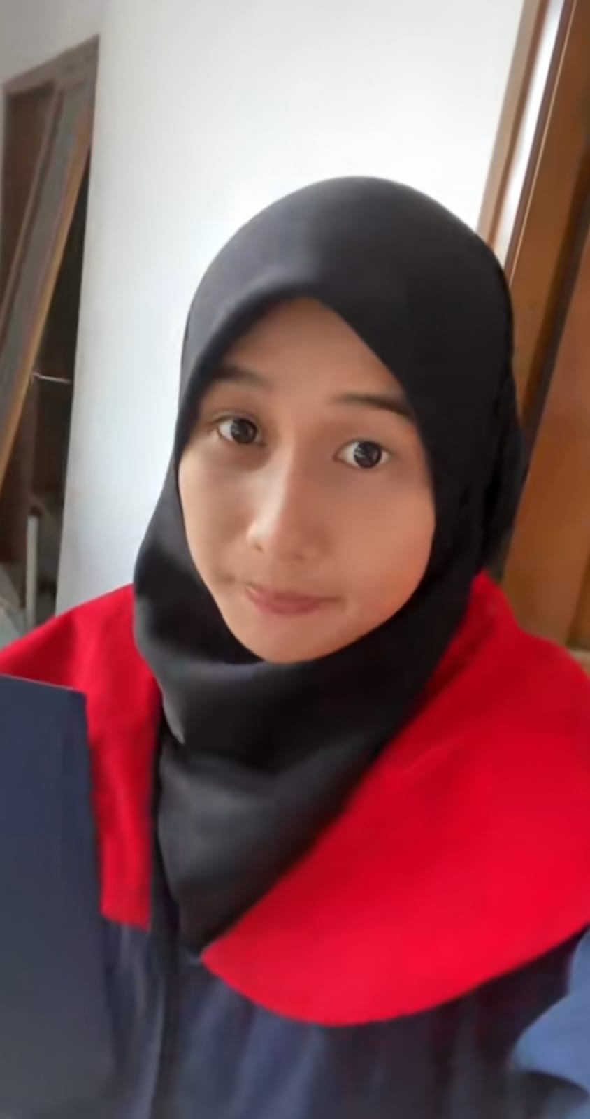 Momen haru seorang wisuda yang jalani wisuda tanpa dihadiri otang tua dan kerabatnya