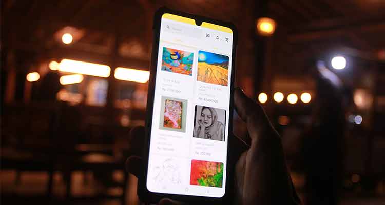 INOVASI BARU: Pengguna mengakses aplikasi e-commerce Lukita Art kemarin (21/2). Lukita adalah platform e-commerce yang berperan sebagai perantara antara seniman, peminat seni, k