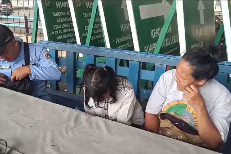 Petugas P3S Sudin Sosial Jakarta Utara bersama dengan ibu yang menemukan anak yang terlantar di Kawasan Ancol di Jakarta