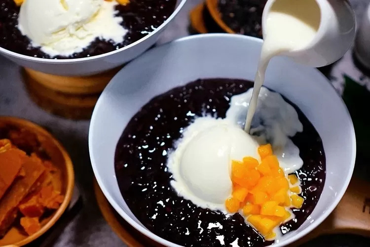 Bubur Ketan Hitam dengan Irisan Mangga dan Susu Segar
