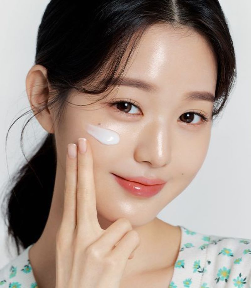 Gunakan skincare saat berada di paparan sinar matahari.