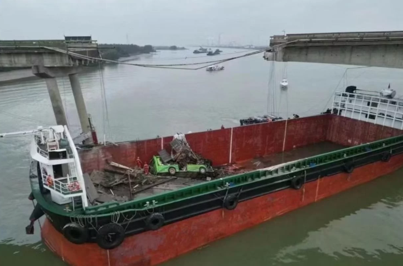 Kapal cargo tak bermuatan menabrak jembatan di selatan China. Akibat insiden tersebut lima orang tewas.