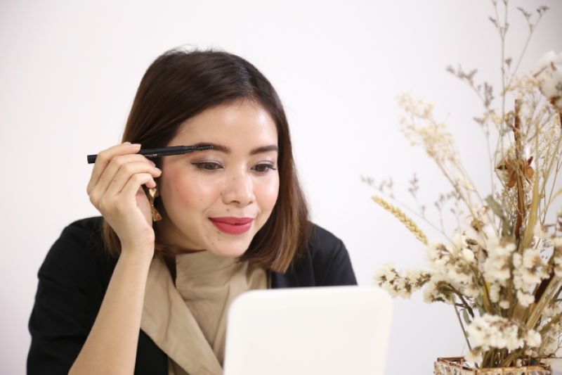 Pencil alis, beuty item yang wajib dimiliki wanita untuk make up.