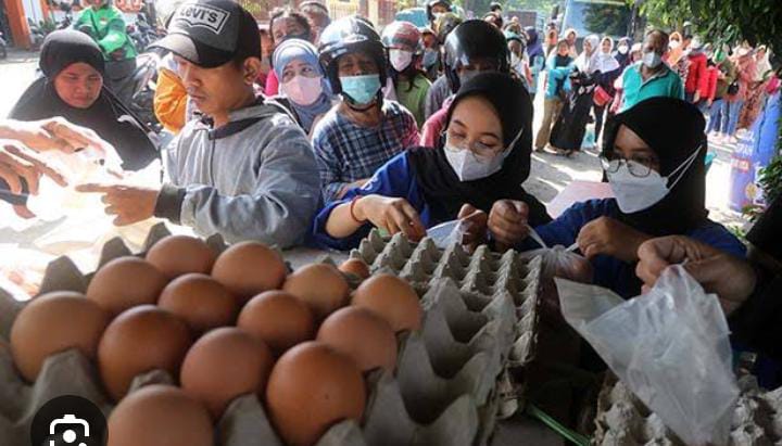 Warga borong telur di pasar murah