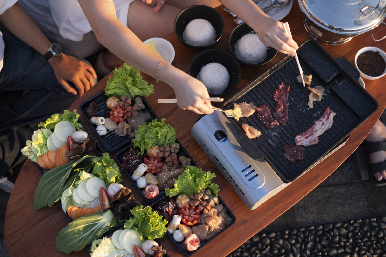 Pengunjung dapat menikmati pesona matahari terbenam (Sunset), sambil menikmati sajian kuliner Barbeque dalam suasana outdoor.