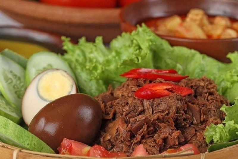 Gudeg merupakan salah satu kuliner khas Yogyakarta yang terbuat dari nangka muda