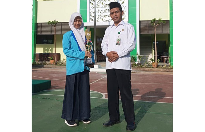 LOLOS SELEKSI: Kepala MTsN 4 Gunungkidul Ngadiyan bersama Alfia Rahma Putri siswa kelas 9F yang akan bertanding pada Popda DIJ mendatang.