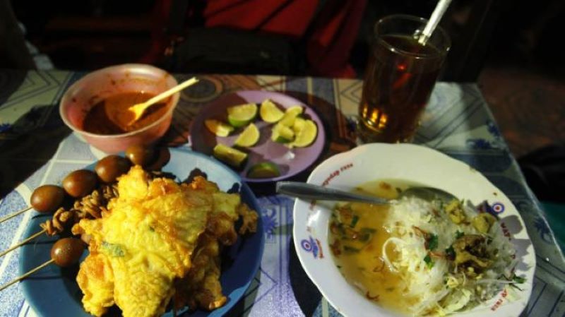 Soto Sampah, salah satu kuliner malam khas Jogja yang melegenda di jantung Kota Jogja.