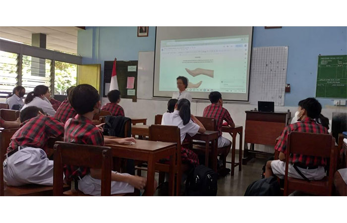 ANTUSIAS: Suasana belajar mengajar di salah satu kelas SMP Stella Duce 1 Jogja kemarin (28/2).