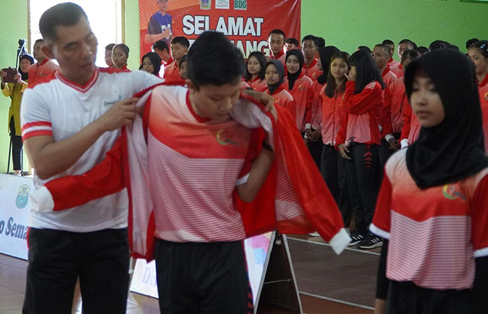 JAGA NAMA BAIK: Pemakaian jaket oleh Bupati Gunungkidul Sunaryanta kepada perwakilan kontingen Popda 2024 di Gedung Kesenian, Wonosari kemarin (28/2).