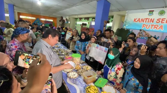 Menko Airlangga Hartarto menggelar simulasi program makan siang gratis Prabowo-Gibran di Tanggerang, Banten