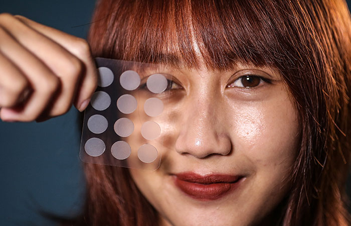 BERI PERLINDUNGAN: Acne patch bisa digunakan untuk menutupi jerawat dari penggunaan make up. Bisa juga untuk menghalau debu dan menghindari tersentuhnya jerawat oleh tangan.