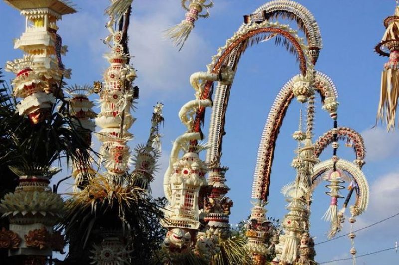 Perayaan Galungan Bali diwarnai dengan umbul-umbul dari rangkaian kreasi janur (penjor).