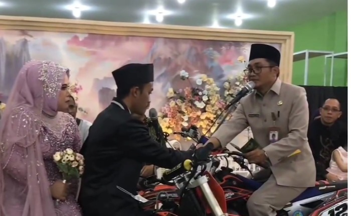 Viral pasangan pengantin yang nikah di atas motor trail, sah langsung geber gas