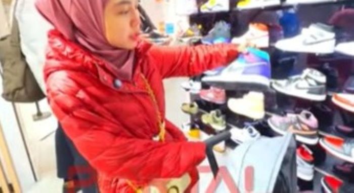 Video Ria Ricis saat membelikan sepatu untuk Teuku Ryan di Jepang
