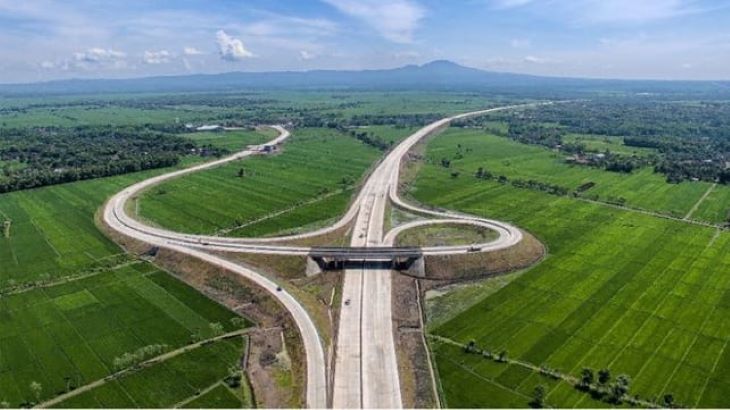 Jembatan di area Bandara Dhoho yang juga masuk rangkaian Tol Kediri-Tulungagung di dekat bandara sudah dalam tahap pembangunan