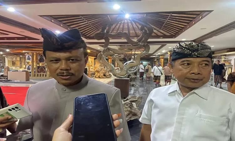 Sekda Provinsi Bali Dewa Made Indra (kiri) mengumumkan harga beras di Bali mulai turun sejak Maret 2024 ini. (ni kadek novi febriani/radarbali.id)