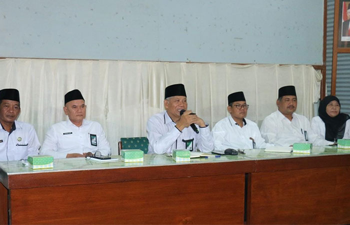BEBAS KORUPSI: Kepala Kankemenag Gunungkidul Sa&rsquo;ban Nuroni saat memberikan arahan pada Rapat Pimpinan Lengkap (Rapimleng) Senin (4/3).
