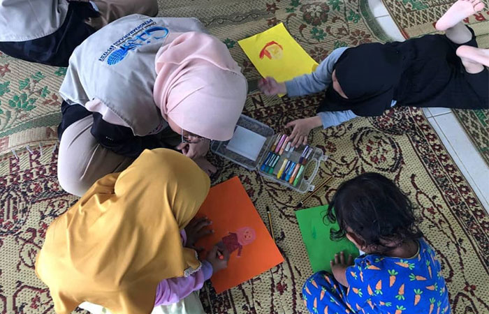 KOLABORASI: Sesi pembelajaran yang dilakukan oleh Komunitas Sekolah Marjinal berkolaborasi dengan Universitas Sains Islam Malaysia (USIM) kepada anak-anak jalanan Jogja